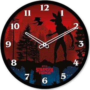 Väggklocka Stranger Things 4 - PYRAMID - Scen - Plast - diameter 25cm