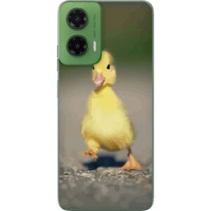 Kompatibelt Mobilskal till Motorola Moto G35 Gul ankung som promenerar på en mjuk naturlig väg med en gullig och charmig vårinspirerad min,